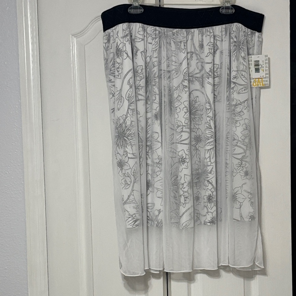 NWT Black and White Floral A Line Skirt